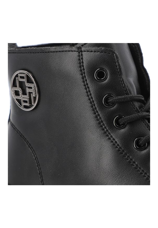 Czarne Botki Filippo Wygodne Obuwie Damskie Na Platformie. Okazja: na co dzień. Zapięcie: sznurówki. Kolor: czarny. Materiał: skóra, jeans. Szerokość cholewki: normalna. Obcas: na platformie. Styl: casual, klasyczny