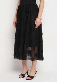 Born2be - Czarna Rozkloszowana Spódnica ze Strukturalnej Tkaniny z Gumką w Talii Folenne. Okazja: na co dzień. Kolor: czarny. Materiał: tkanina. Styl: elegancki, casual