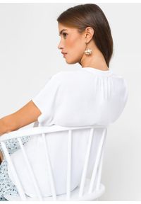 bonprix - Bluzka z krótkim rękawem i krytą plisą guzikową. Typ kołnierza: dekolt w serek. Kolor: biały. Długość rękawa: krótki rękaw. Długość: krótkie #3