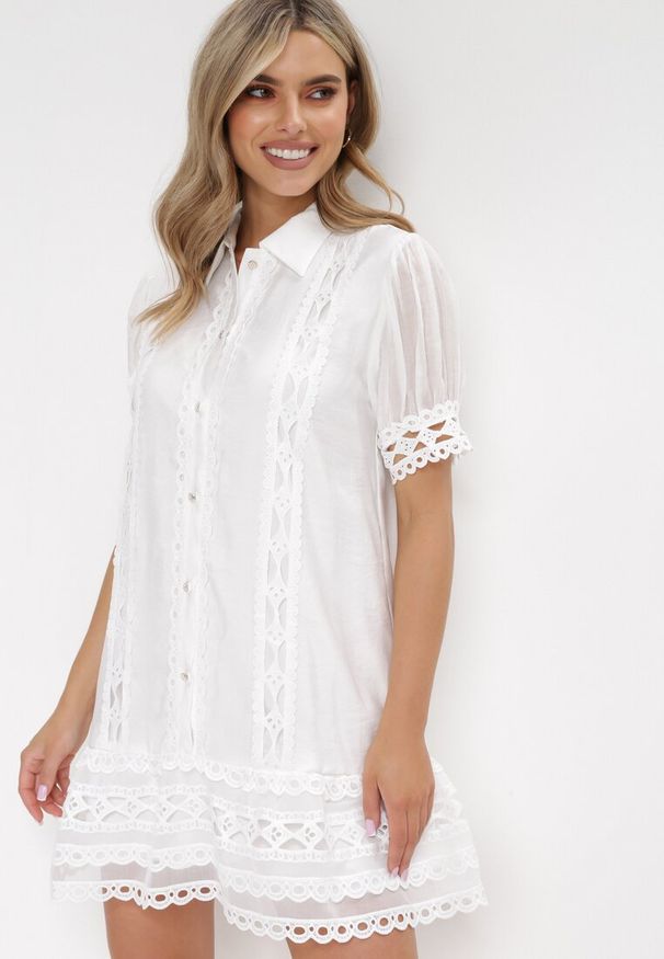 Born2be - Biała Koszulowa Sukienka Mini z Koronką i Perłowymi Guzikami Isira. Okazja: na imprezę. Kolor: biały. Materiał: koronka. Wzór: koronka. Sezon: lato. Typ sukienki: koszulowe. Styl: elegancki. Długość: mini