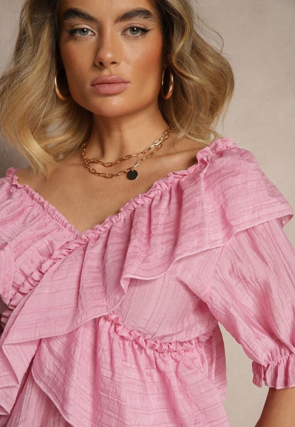 Renee - Różowa Bluzka z Falbankami i Bufiastymi Rękawami Aliviera. Okazja: na co dzień. Typ kołnierza: kołnierz z falbankami. Kolor: różowy. Materiał: jeans. Styl: elegancki, casual