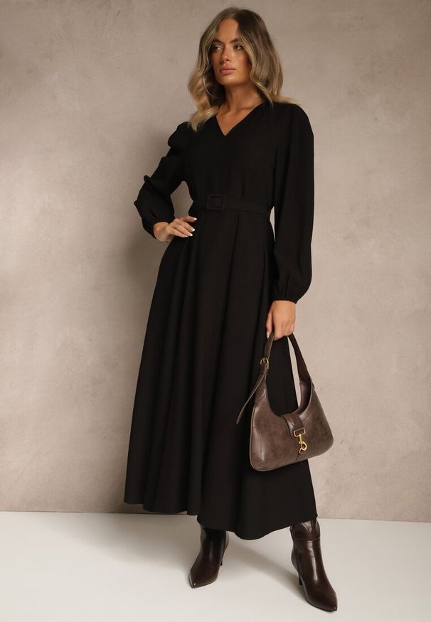 Renee - Czarna Rozkloszowana Sukienka z Wiskozy z Paskiem ze Sprzączką Orille. Okazja: na randkę. Typ kołnierza: dekolt w serek. Kolor: czarny. Materiał: wiskoza. Długość rękawa: długi rękaw