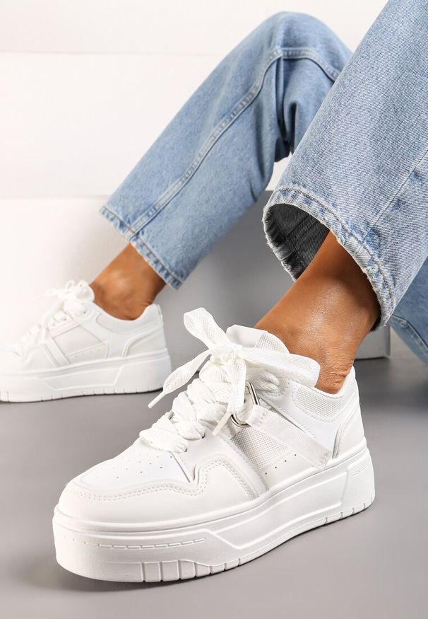 Renee - Białe Sneakersy na Niskiej Platformie z Zawieszką i Ozdobnymi Sznurówkami Salam. Okazja: na co dzień, na spacer. Zapięcie: sznurówki. Kolor: biały. Materiał: jeans. Sezon: wiosna, lato. Obcas: na platformie. Sport: turystyka piesza