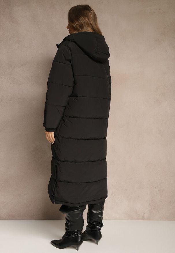 Renee - Czarna Pikowana Kurtka o Długim Fasonie z Kapturem Unina. Typ kołnierza: kaptur. Kolor: czarny. Materiał: dzianina, poliester, zamsz. Długość: długie