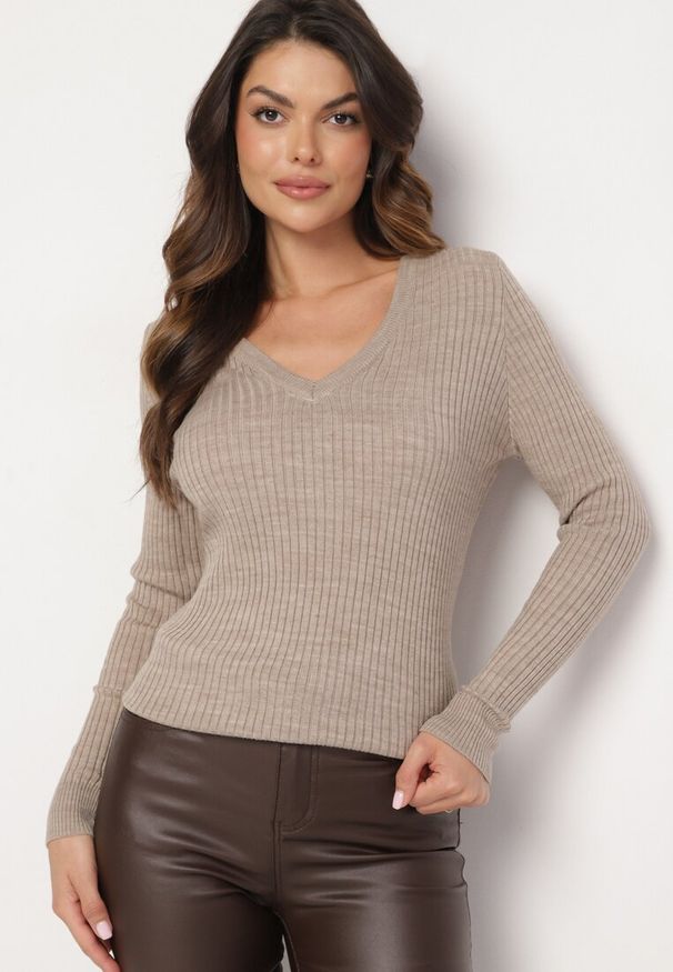 Born2be - Ciemnobeżowy Sweter z Trójkątnym Dekoltem z Prążkowanej Dzianiny Derige. Okazja: na co dzień. Kolor: beżowy. Materiał: dzianina, prążkowany. Styl: casual