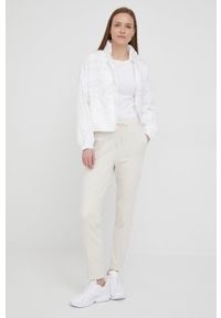 Calvin Klein Jeans kurtka damska kolor biały przejściowa. Typ kołnierza: kaptur. Kolor: biały. Materiał: materiał. Wzór: gładki