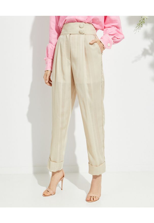 MARIANNA SENCHINA - Beżowe spodnie z wysokim stanem. Stan: podwyższony. Kolor: beżowy. Materiał: materiał. Styl: klasyczny