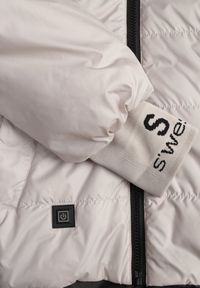 Born2be - Beżowa Przejściowa Kurtka Pikowana z Kapturem i Napisami na Rękawach Althone. Okazja: na co dzień. Typ kołnierza: kaptur. Kolor: beżowy. Materiał: poliester. Wzór: napisy. Styl: casual #4