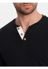 Ombre Clothing - Longsleeve męski z guzikami przy dekolcie - czarny V4 - Rozmiar: XXL. Okazja: na co dzień. Kolor: czarny. Materiał: bawełna, jersey, dzianina. Długość rękawa: długi rękaw. Wzór: aplikacja. Styl: klasyczny, casual #3