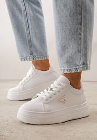 Born2be - Białe Sneakersy VICES na Grubej Podeszwie z Bieżnikiem Zdobionej Gwiazdką Natevia. Okazja: na co dzień. Kolor: biały. Materiał: jeans. Wzór: aplikacja. Sezon: lato #1