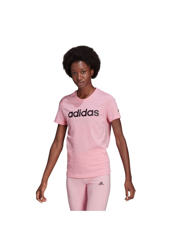 Koszulka z krótkim rękawem Damska Adidas Loungewear Essentials Slim Logo Różowy. Kolor: różowy, wielokolorowy, czarny. Długość rękawa: krótki rękaw. Długość: krótkie. Sport: fitness