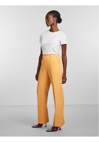 YAS Spodnie materiałowe 26028860 Pomarańczowy Regular Fit. Kolor: pomarańczowy. Materiał: materiał #1