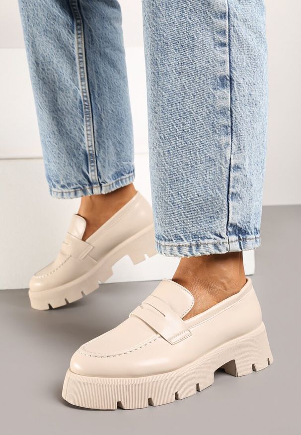 Renee - Beżowe Mokasyny na Tłoczonej Platformie Resilira. Okazja: na co dzień. Kolor: beżowy. Materiał: jeans. Obcas: na platformie. Styl: klasyczny, wizytowy, casual. Wysokość obcasa: niski