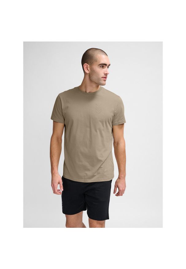 Koszulka Hummel Active CO. Kolor: wielokolorowy, szary, pomarańczowy, brązowy. Materiał: bawełna. Długość rękawa: krótki rękaw. Długość: krótkie. Sport: piłka nożna