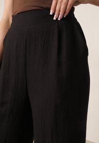 Born2be - Czarne Strukturalne Spodnie Casual o Szerokim Kroju z Wysokim Stanem Sofede. Okazja: na co dzień. Stan: podwyższony. Kolor: czarny. Materiał: len. Długość: krótkie. Styl: casual #3