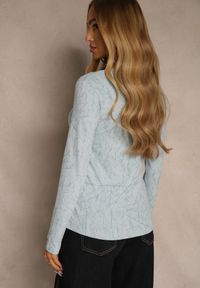 Renee - Niebieska Bluzka Longsleeve Ozdobiona Geometrycznym Motywem Uninessa. Okazja: na co dzień. Kolor: niebieski. Materiał: jeans. Długość rękawa: długi rękaw. Wzór: geometria, aplikacja. Styl: casual