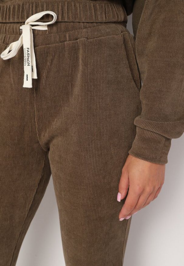 Born2be - Brązowe Spodnie Dresowe z Wysokim Stanem Zakończone Gumką w Talii i Sznurkami Osaria. Stan: podwyższony. Kolor: brązowy. Materiał: dresówka