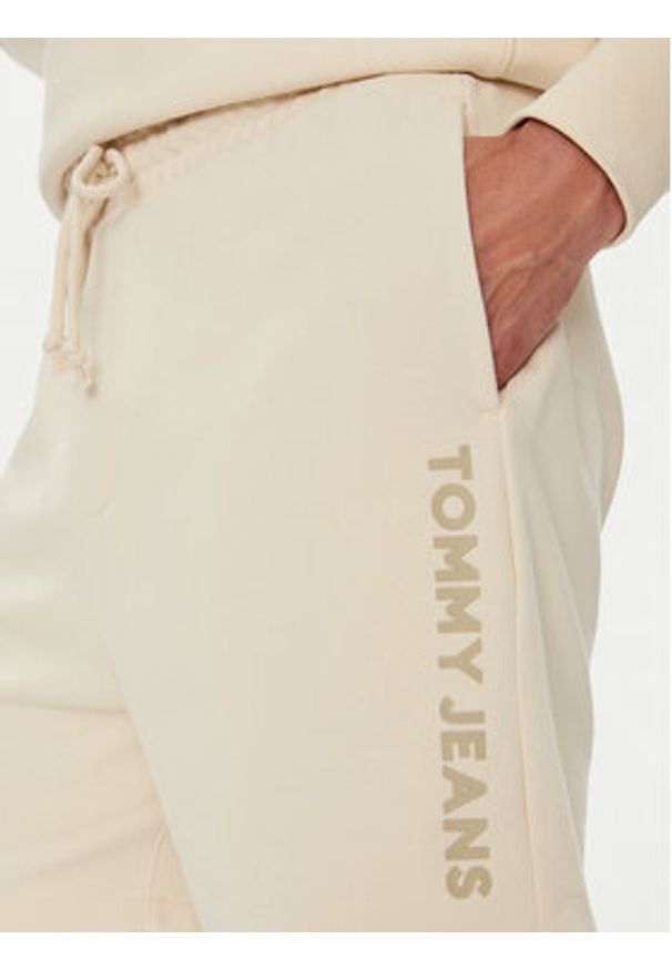 Tommy Jeans Szorty sportowe New Classic Beach DM0DM21781 Beżowy Relaxed Fit. Kolor: beżowy. Materiał: bawełna. Styl: sportowy