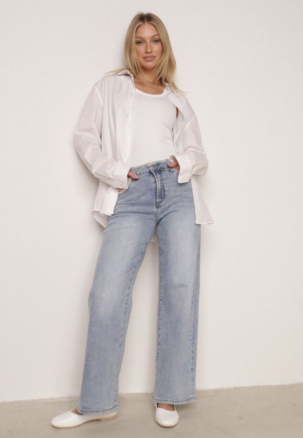 Born2be - Niebieskie Jeansy Szerokie z Wysokim Stanem Ozdobione Przeszyciami Aikaea. Okazja: na co dzień. Stan: podwyższony. Kolor: niebieski. Wzór: aplikacja. Styl: casual, elegancki