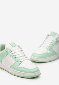 Born2be - Biało-Zielone Sneakersy z Ekoskóry ze Sznurowaniem i Brokatem Hrelia. Kolor: biały. Materiał: jeans. Obcas: na płaskiej podeszwie