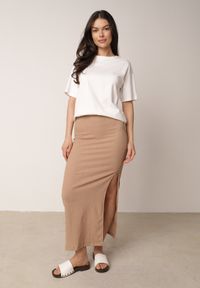 Born2be - Ciemnobeżowa Prosta Spódnica z Rozcięciem z Boku ze Strukturalnej Tkaniny Orinelin. Okazja: do pracy, na co dzień. Kolor: beżowy. Materiał: tkanina. Długość: długie. Styl: elegancki, casual #1