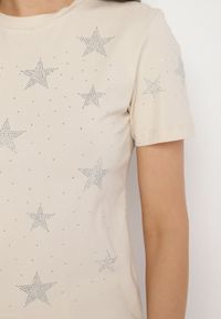 Born2be - Beżowy Bawełniany T-shirt z Cyrkoniowymi Aplikacjami w Gwiazdki Tenivella. Okazja: na co dzień, na spotkanie biznesowe, do pracy. Kolor: beżowy. Materiał: bawełna. Wzór: aplikacja. Styl: biznesowy, elegancki, casual
