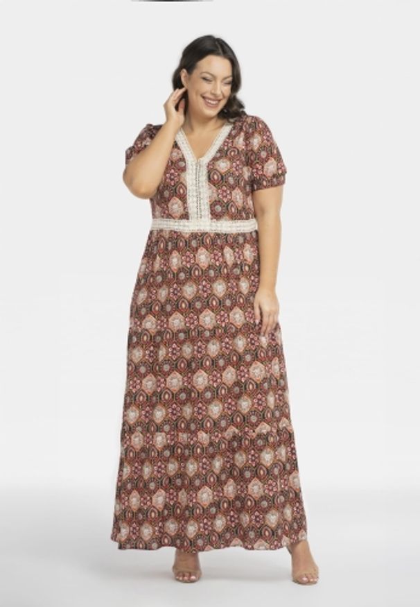 KARKO - Sukienka z wiskozy letnia dluga boho maxi FLORA bordowe kwiaty na czarnym tle. Okazja: na co dzień, na wesele, na plażę, na spacer, na ślub cywilny. Kolekcja: plus size. Kolor: wielokolorowy, czerwony, czarny. Wzór: kwiaty. Typ sukienki: dla puszystych. Materiał: wiskoza. Długość rękawa: krótki rękaw. Sezon: lato. Styl: boho. Długość: maxi