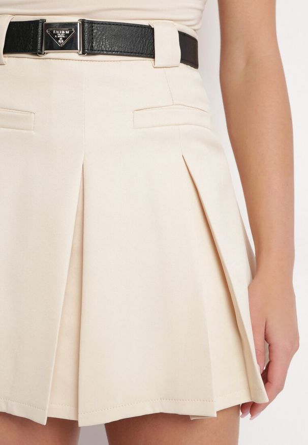 Born2be - Jasnobeżowa Spódnica w Stylu Szortów z Paskiem z Klamrą Princesa. Kolor: beżowy. Materiał: skóra