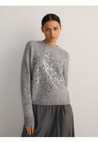 Reserved - Sweter z błyszczącą aplikacją - ciemnoszary. Kolor: szary. Materiał: dzianina, wełna. Wzór: aplikacja #1