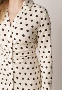 Born2be - Beżowa Wiskozowa Sukienka Koszulowa z Domieszką Lnu z Marszczeniem Besirra. Okazja: na co dzień, na spotkanie biznesowe, do pracy. Kolor: beżowy. Materiał: wiskoza, len. Typ sukienki: koszulowe. Styl: casual, biznesowy, elegancki #4