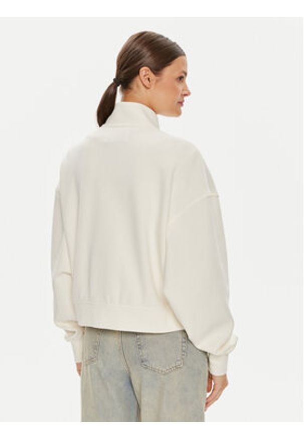 Calvin Klein Jeans Bluza Satin Applique J20J223922 Écru Relaxed Fit. Kolor: kremowy. Materiał: syntetyk, bawełna