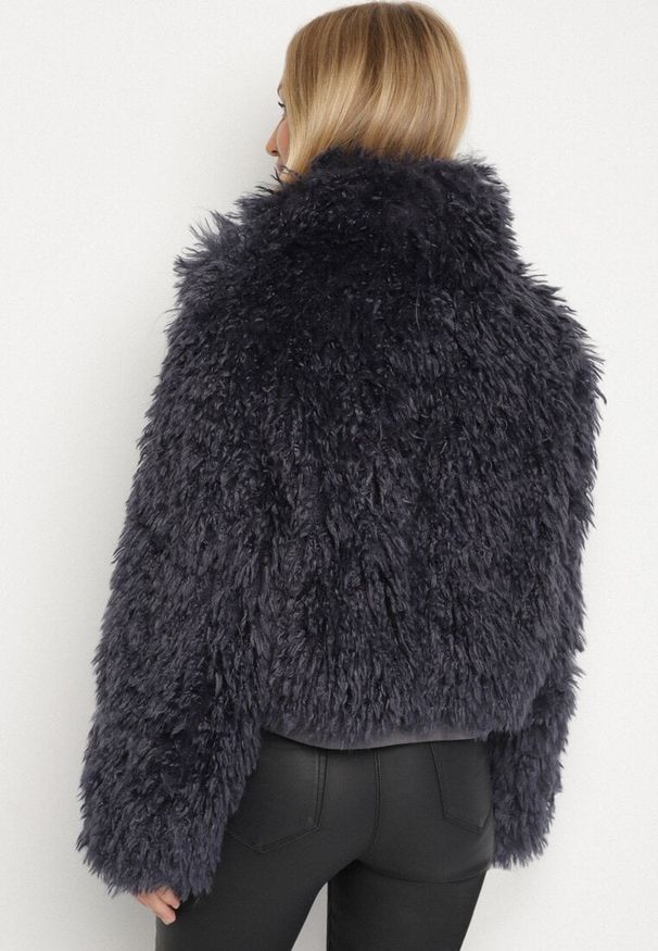 Born2be - Granatowa Krótka Kurtka Futerko z Wysokim Kołnierzem i Długim Włosiem Lanalia. Okazja: na co dzień, na spacer. Kolor: niebieski. Materiał: futro. Długość: krótkie. Styl: casual