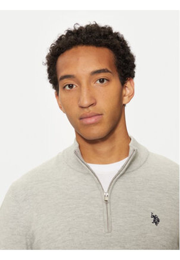 U.S. Polo Assn. Sweter MUP2963 Szary Regular Fit. Typ kołnierza: polo. Kolor: szary. Materiał: bawełna