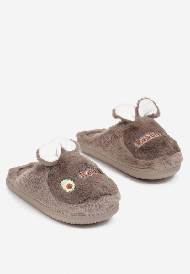 Born2be - Ciemnobeżowe Pluszowe Kapcie z Królikiem Riui. Okazja: do domu. Nosek buta: okrągły. Kolor: beżowy. Materiał: guma, futro. Wzór: aplikacja
