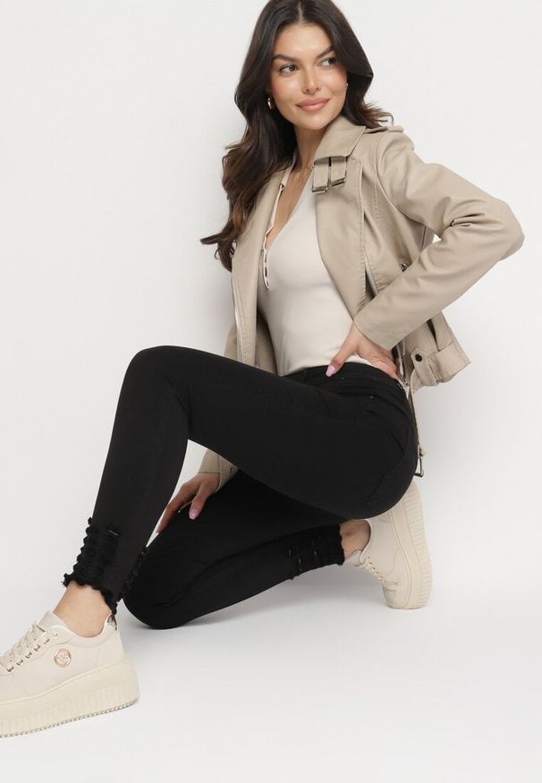 Born2be - Czarne Jeansy z Wiskozą o Kroju Skinny z Przetarciami Taledis. Okazja: na co dzień. Stan: podwyższony. Kolor: czarny. Styl: klasyczny, casual, elegancki