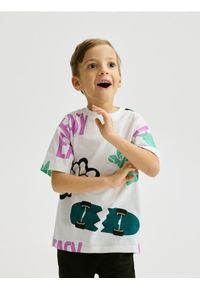 Reserved - Bawełniany t-shirt z nadrukiem - złamana biel. Materiał: bawełna. Wzór: nadruk #1