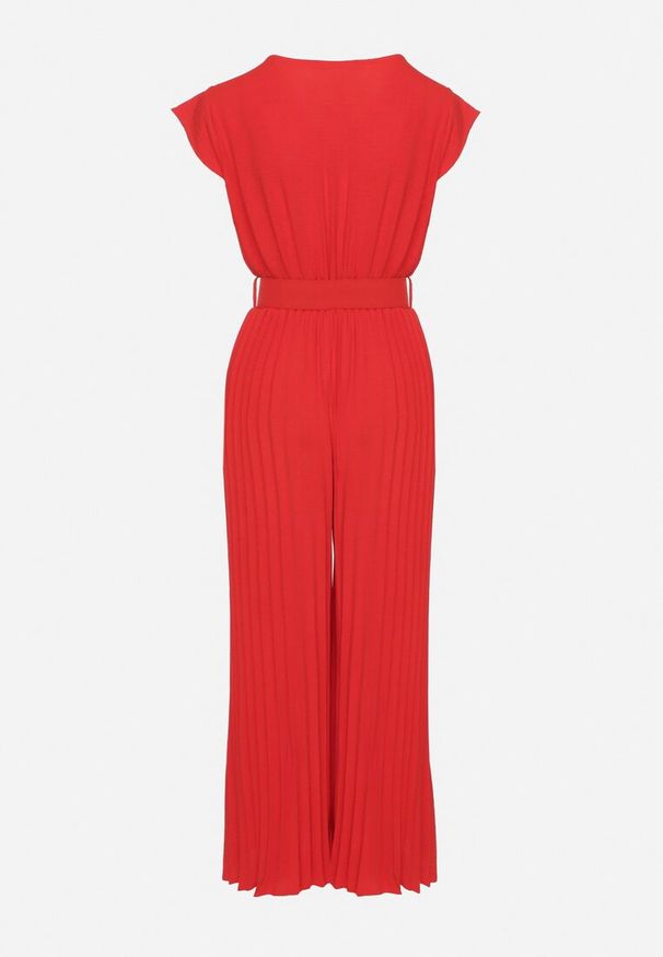 Born2be - Czerwony Kombinezon o Kopertowym Kroju z Plisami i Paskiem w Talii Salivania. Okazja: na wesele, na studniówkę, na imprezę, na ślub cywilny. Kolor: czerwony. Styl: elegancki, klasyczny