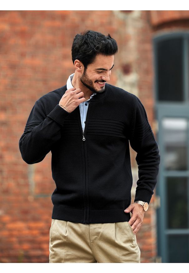 M. Lasota - polski producent - Czarny rozpinany sweter męski kardigan SL13 Lukas. Typ kołnierza: kołnierzyk stójkowy. Kolor: czarny. Materiał: akryl, bawełna. Wzór: gładki. Styl: elegancki, sportowy