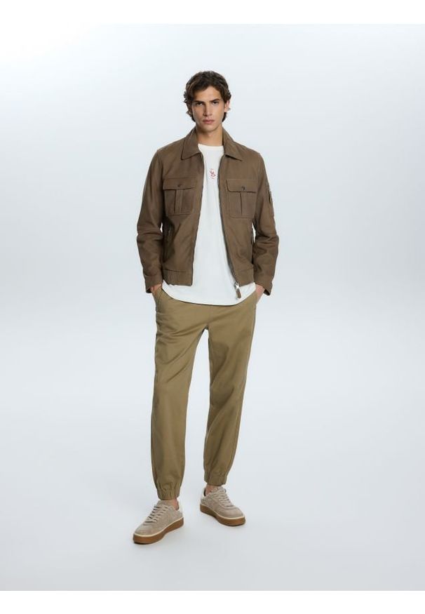 Reserved - Spodnie jogger slim fit - beżowy. Kolor: beżowy. Materiał: tkanina, wiskoza