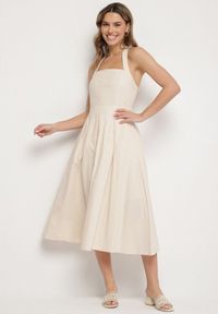 Born2be - Beżowa Sukienka z Wiskozą Bawełną i Odkrytymi Plecami Kinsara. Okazja: na co dzień. Kolor: beżowy. Materiał: wiskoza, bawełna. Styl: elegancki, casual, klasyczny #3