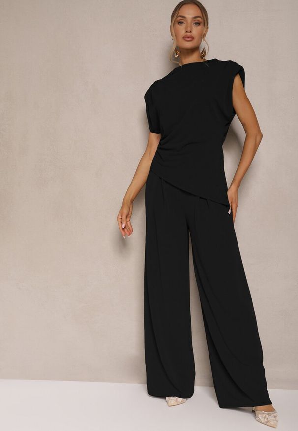 Renee - Czarny Komplet Bluzka z Poduszkami w Ramionach i Proste Spodnie z Gumką w Pasie Divanes. Kolor: czarny