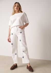 Born2be - Białe Jeansy Balloon z Wysokim Stanem Zdobione Haftem w Kwiaty Thertheris. Okazja: na co dzień, do pracy, na spotkanie biznesowe. Stan: podwyższony. Kolor: biały. Wzór: kwiaty, haft, aplikacja. Styl: klasyczny, casual, biznesowy #3