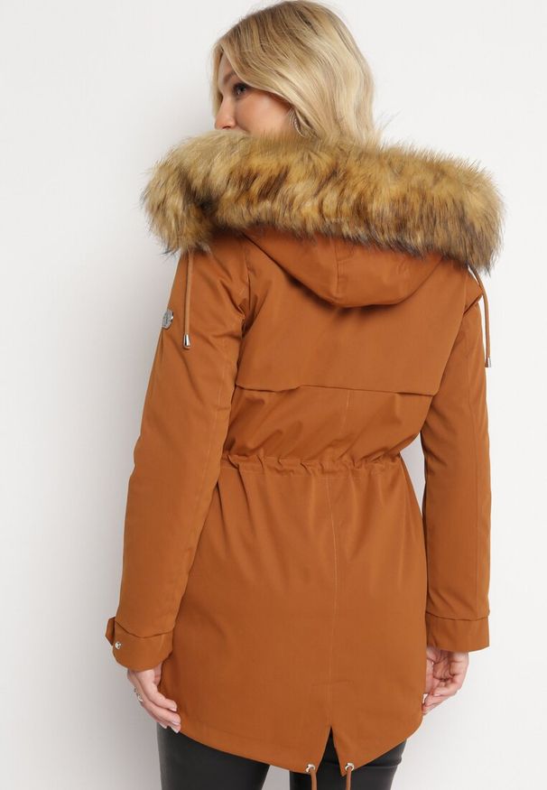 Born2be - Brązowa Kurtka Parka z Kapturem i Futerkiem Nemilia. Typ kołnierza: kaptur. Kolor: brązowy. Materiał: futro. Styl: klasyczny