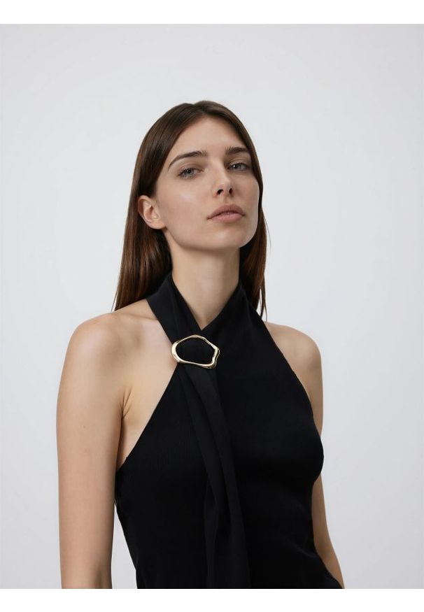 Reserved - Top z ozdobną klamrą - czarny. Kolor: czarny. Materiał: dzianina, wiskoza