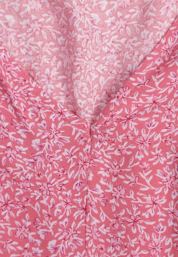 Renee - Różowa Sukienka Phaerica. Typ kołnierza: kokarda. Kolor: różowy. Materiał: wiskoza, materiał, jeans. Wzór: nadruk, kwiaty. Długość: mini