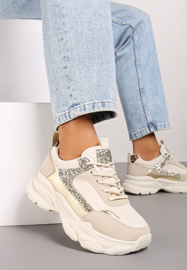 Renee - Beżowe Sneakersy na Platformie z Tłoczeniem Ozdobione Cekinami Narisae. Nosek buta: okrągły. Zapięcie: sznurówki. Kolor: beżowy. Materiał: materiał. Wzór: aplikacja. Obcas: na platformie. Wysokość obcasa: niski