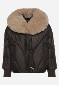 Born2be - Czarna Pikowana Kurtka o Pudełkowym Kroju z Kapturem z Futerkiem Rivitta. Okazja: na co dzień, do pracy, na spotkanie biznesowe. Typ kołnierza: kaptur. Kolor: czarny. Materiał: futro. Wzór: aplikacja, paski. Styl: biznesowy, klasyczny, casual, elegancki #4