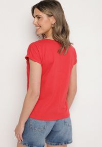 Born2be - Czerwony T-shirt z Bawełny Ozdobiony Kieszonką Ziarene. Okazja: na co dzień. Kolor: czerwony. Materiał: bawełna. Wzór: aplikacja. Styl: sportowy, casual #3