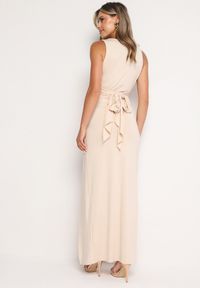 Born2be - Jasnobeżowa Sukienka z Kopertowym Dekoltem i Marszczeniem Zdobiona Rozcięciem Parthastos. Okazja: na wesele, na studniówkę, na imprezę, na ślub cywilny. Kolor: beżowy. Wzór: aplikacja. Sezon: wiosna. Typ sukienki: kopertowe. Styl: elegancki, klasyczny #5