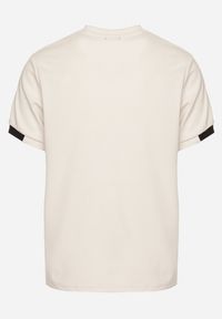 Born2be - Jasnobeżowa Koszulka T-shirt z Napisem ELAVATED Kolianis. Okazja: na co dzień. Kolor: beżowy. Wzór: napisy. Styl: klasyczny, casual #5
